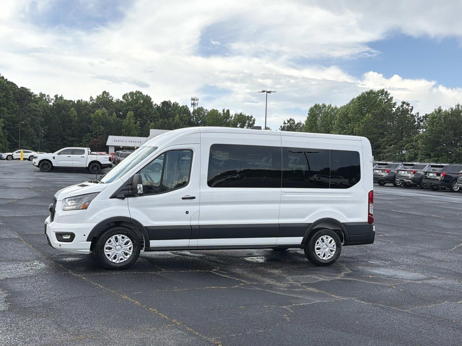 2026 Ford Transit Passenger Wagon T-350 148 MED ROOF XL RW