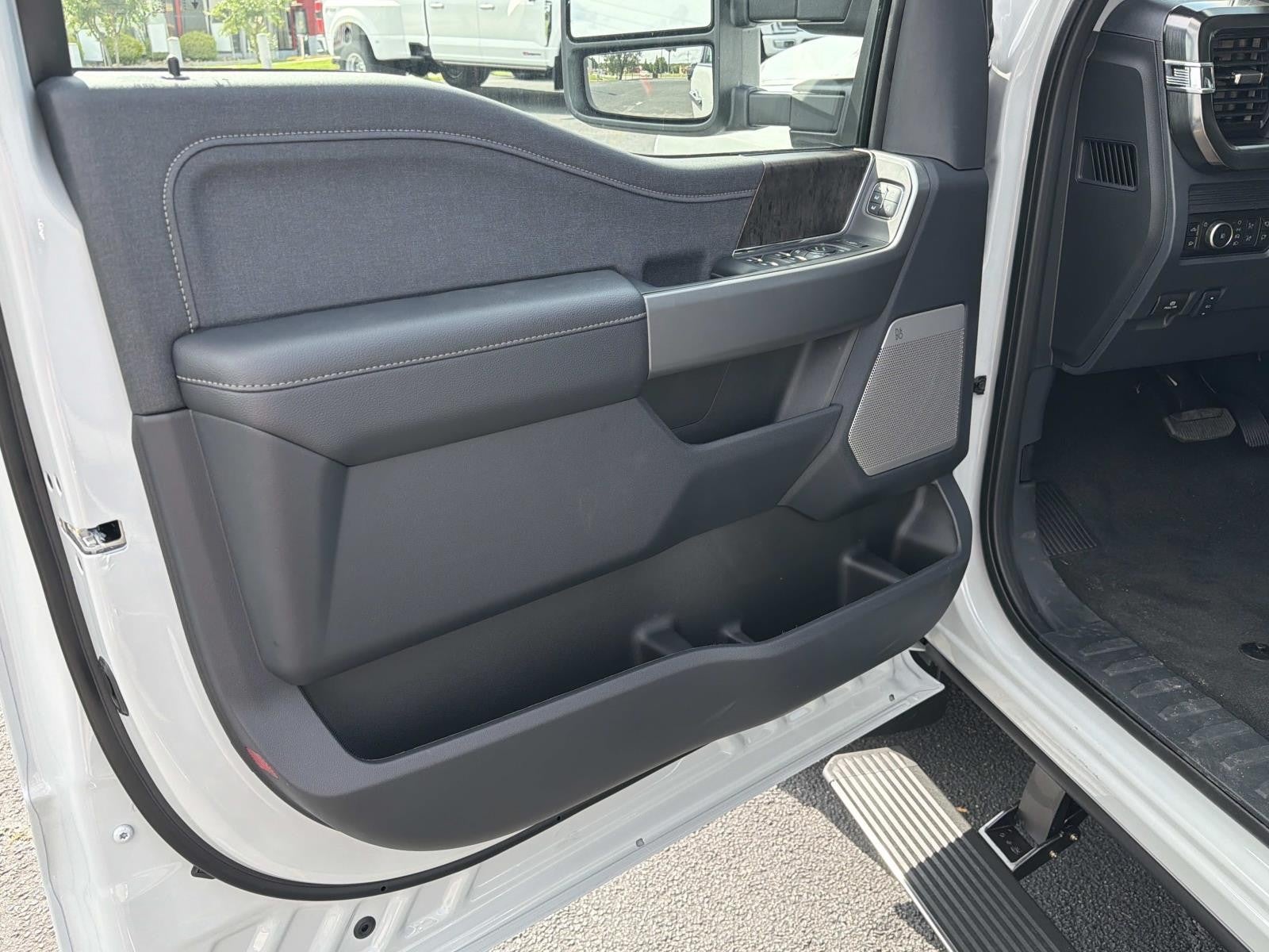 2026 Ford Super Duty F-350 DRW LARIAT 4WD CREW CAB 8' BO