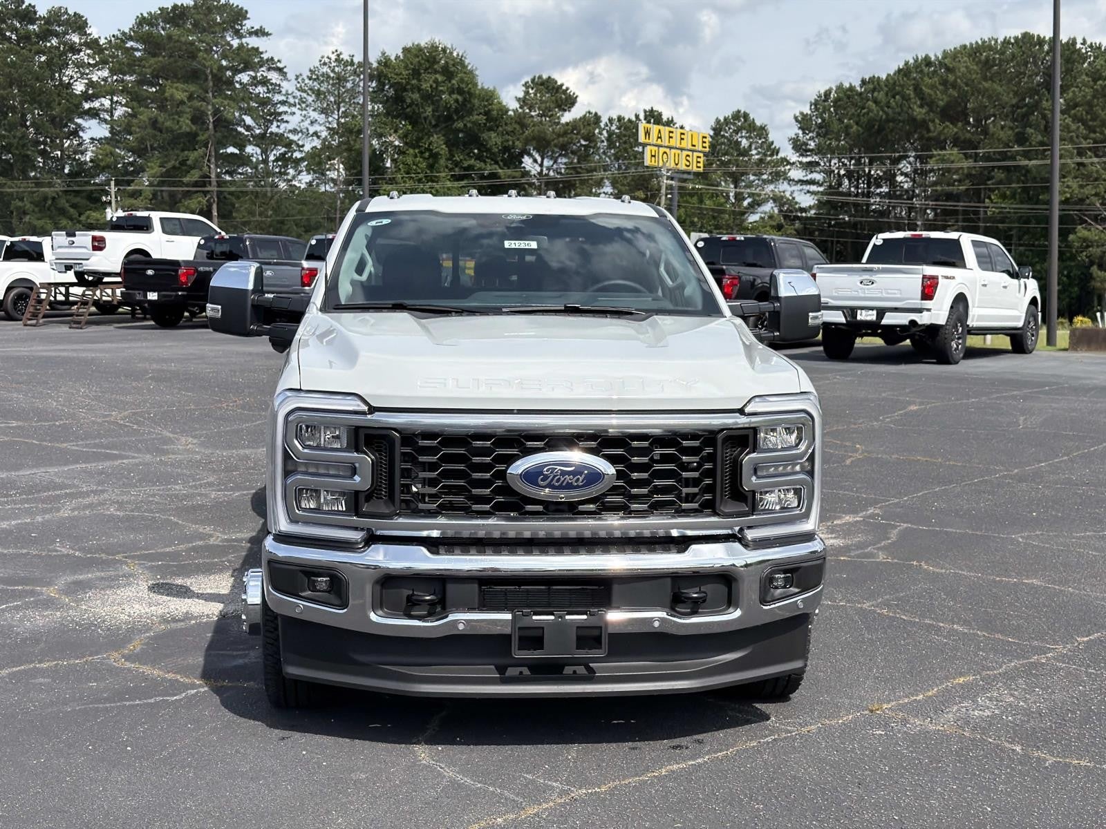 2026 Ford Super Duty F-350 DRW LARIAT 4WD CREW CAB 8' BO