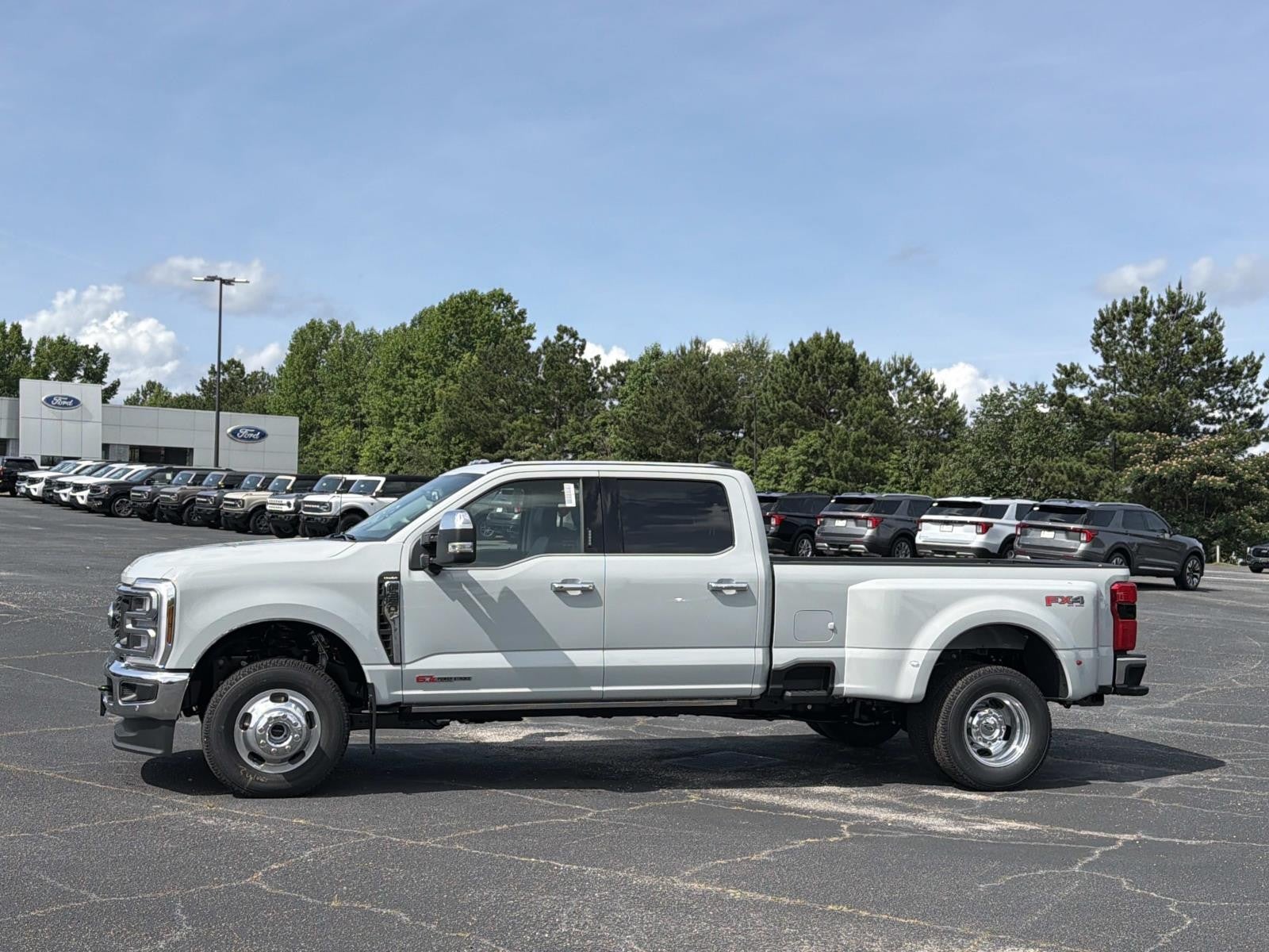 2026 Ford Super Duty F-350 DRW LARIAT 4WD CREW CAB 8' BO