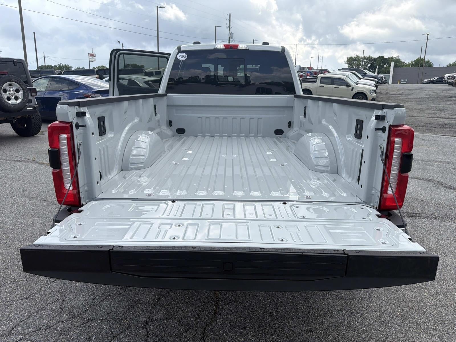 2026 Ford Super Duty F-350 DRW LARIAT 4WD CREW CAB 8' BO