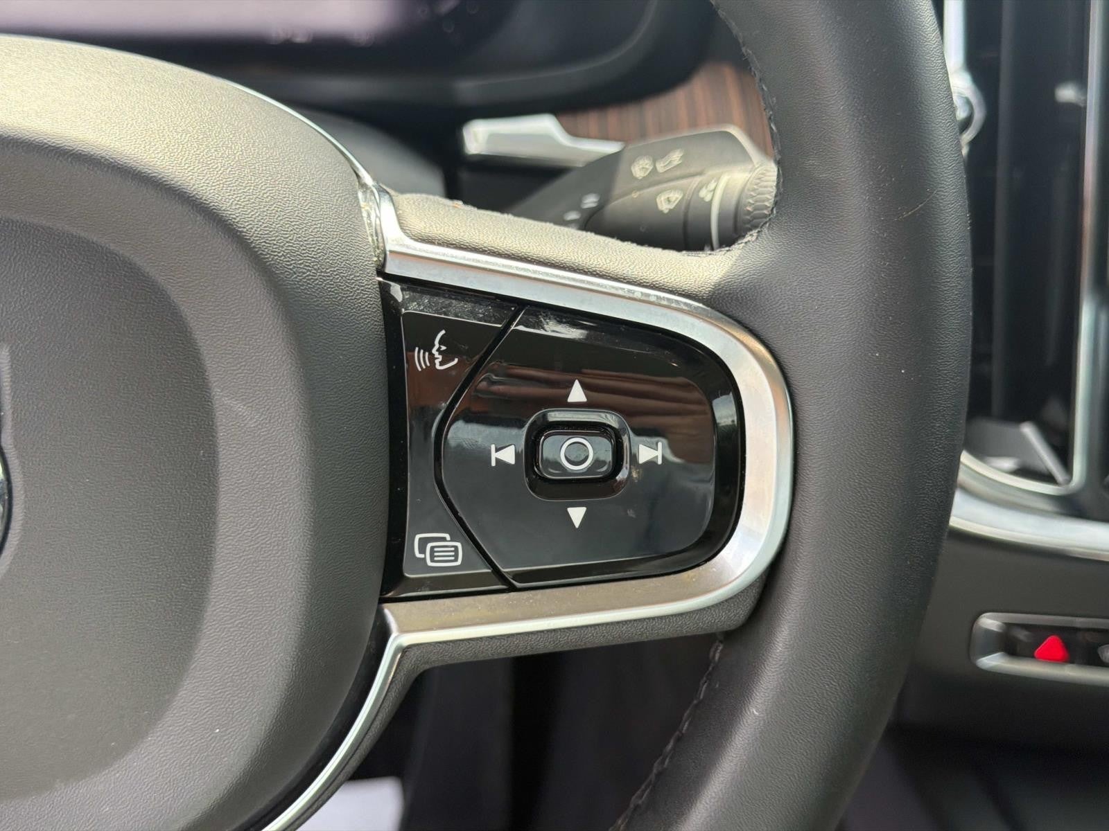 2024 Volvo S60 Plus Dark Theme