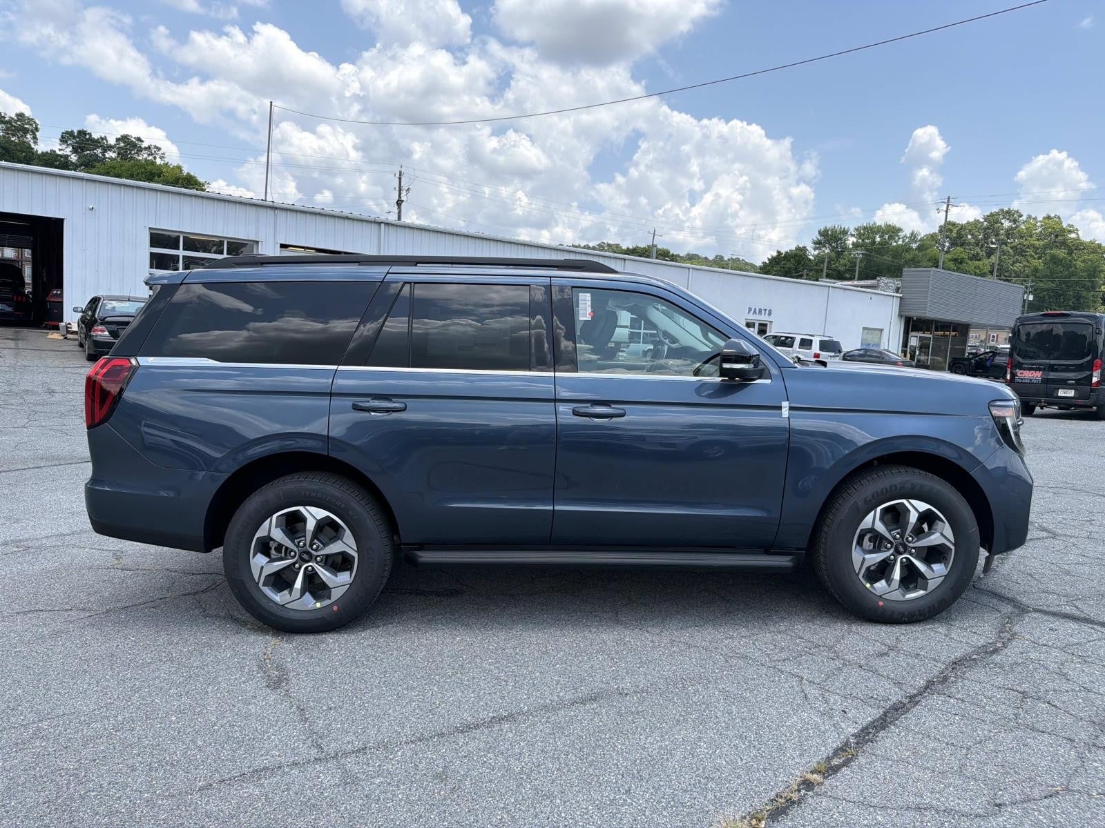 2027 Ford Expedition ACTIVE 4X2